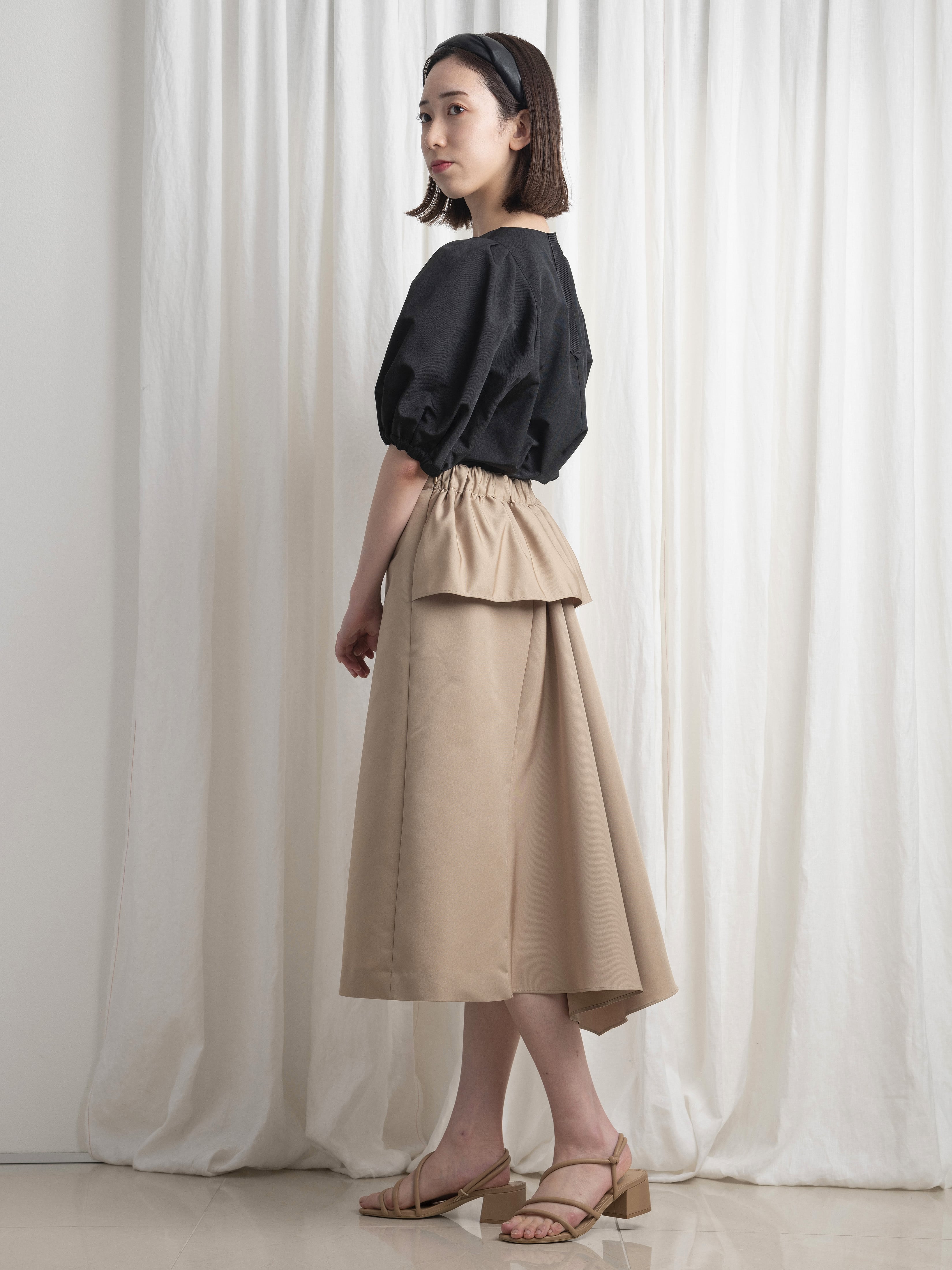 ドレスのように華やかなバックスタイルの《Aラインバッスルスカート