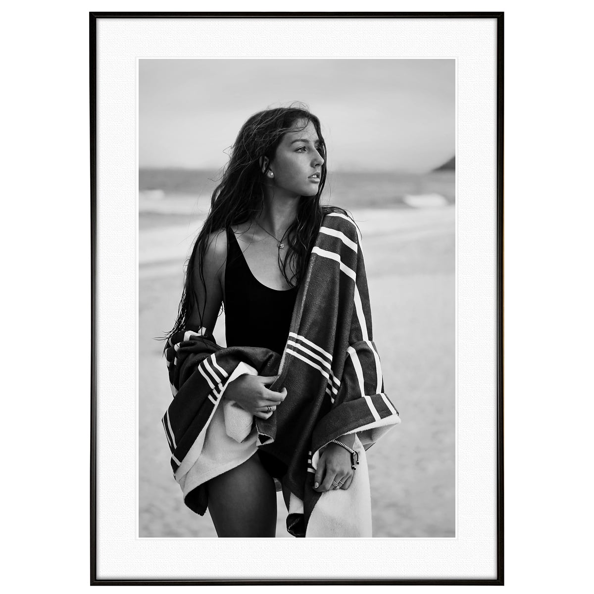 人物写真 砂浜の水着の女性 インテリアモノクロアートポスター額装 AS2319
