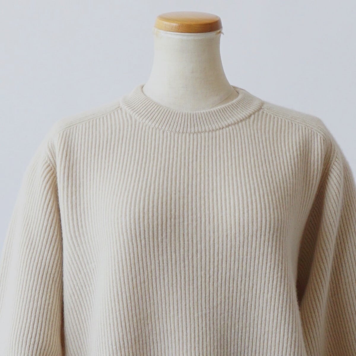 BATONER/バトナー・INNOCENT CASHMERE RIB CREW NECK | a flat shop