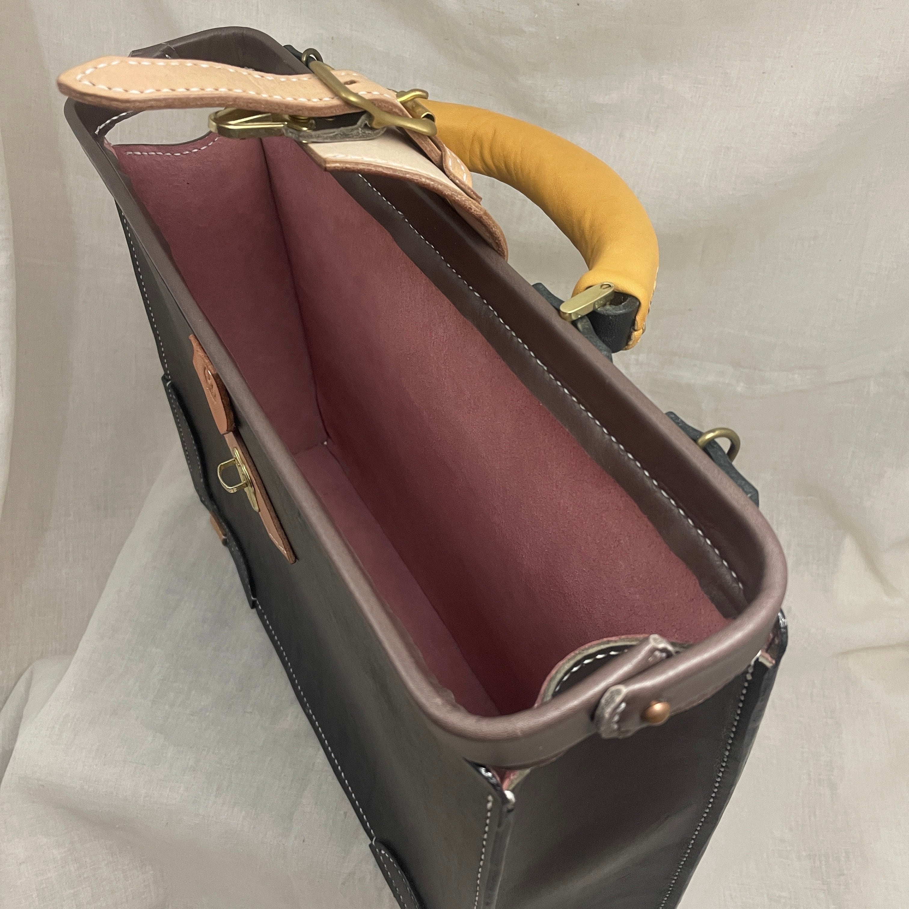 ダークブラウンの薄マチのダレスバッグ A4サイズ対応 クリアファイルも