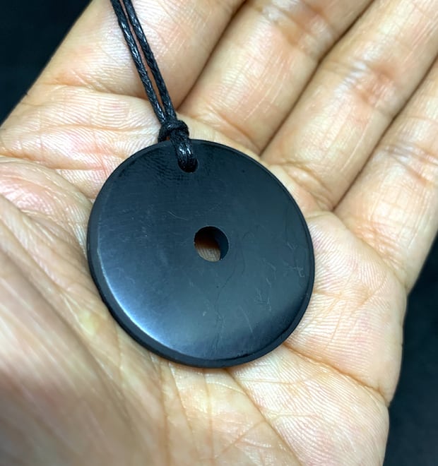 【高品質】 シュンガイト ペンダント(小円)