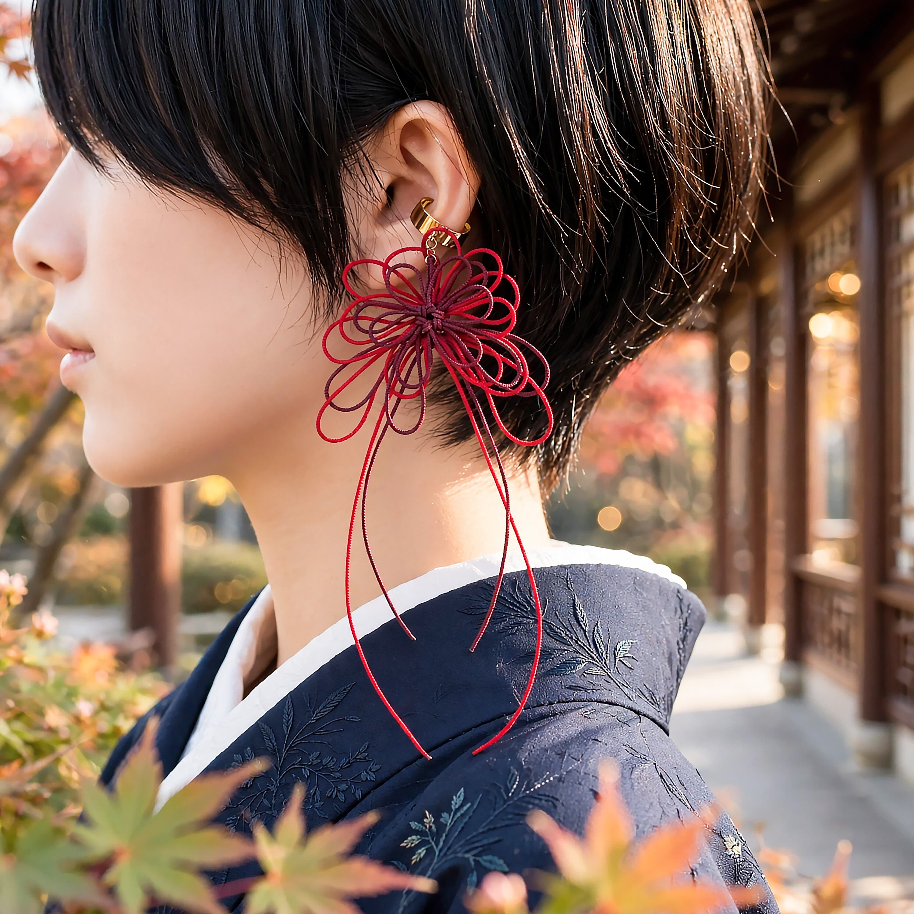 飾り結びかたっぽイヤーカフ「かなた、瞠」(臙脂×赤)| 軽量快適に叶える和風スタイル