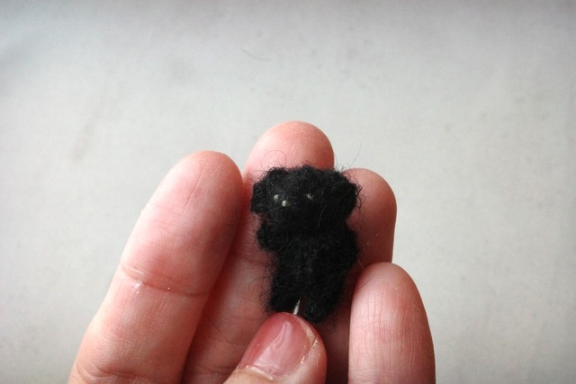 良い案を思いついた黒い犬(小さなふわふわ編みぐるみ)