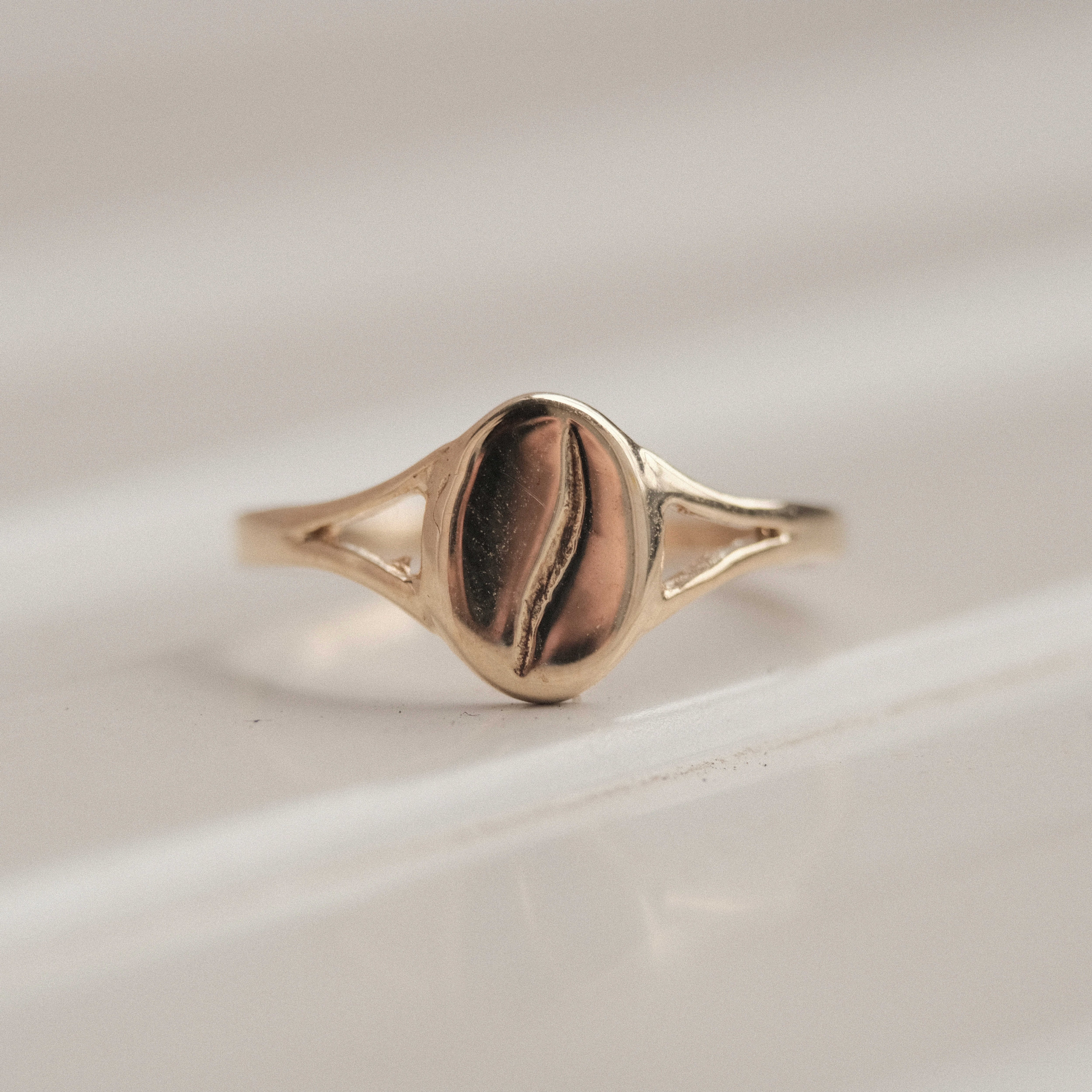 Vintage gold and onyx Playboy signet ring | H2 Vintage