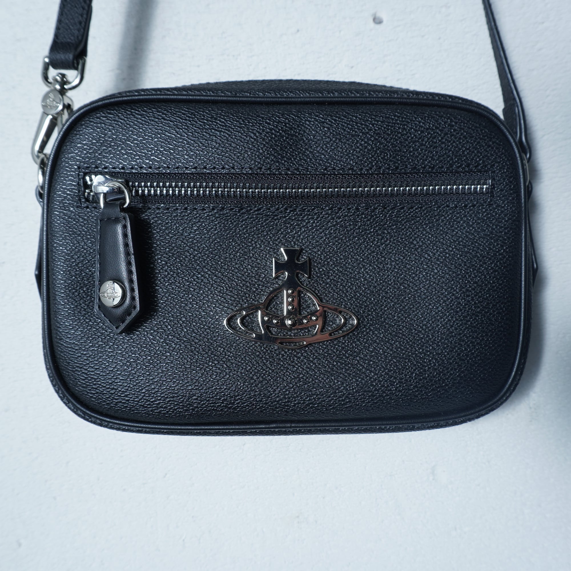 ​美品✨️Vivienne Westwood　レザーショルダーバッグ オーブロゴ Vivienne Westwood】ヴィヴィアンウエストウッド オーブロゴ レザー