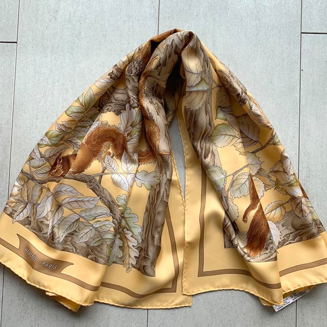 エルメス　カレ　シルクスカーフ　リス　りす　Hermès 木の実 12ACcu2
