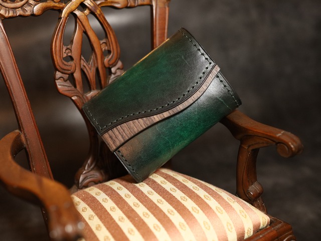 【天然木と革のコンパクトウォレット】グリーンアンティーク手染めの高級レザー  本革 ギフト プレゼント