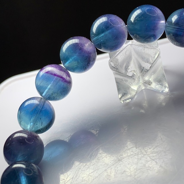 4.ブルーメインの色合い♪グラデーションフローライトブレスレット