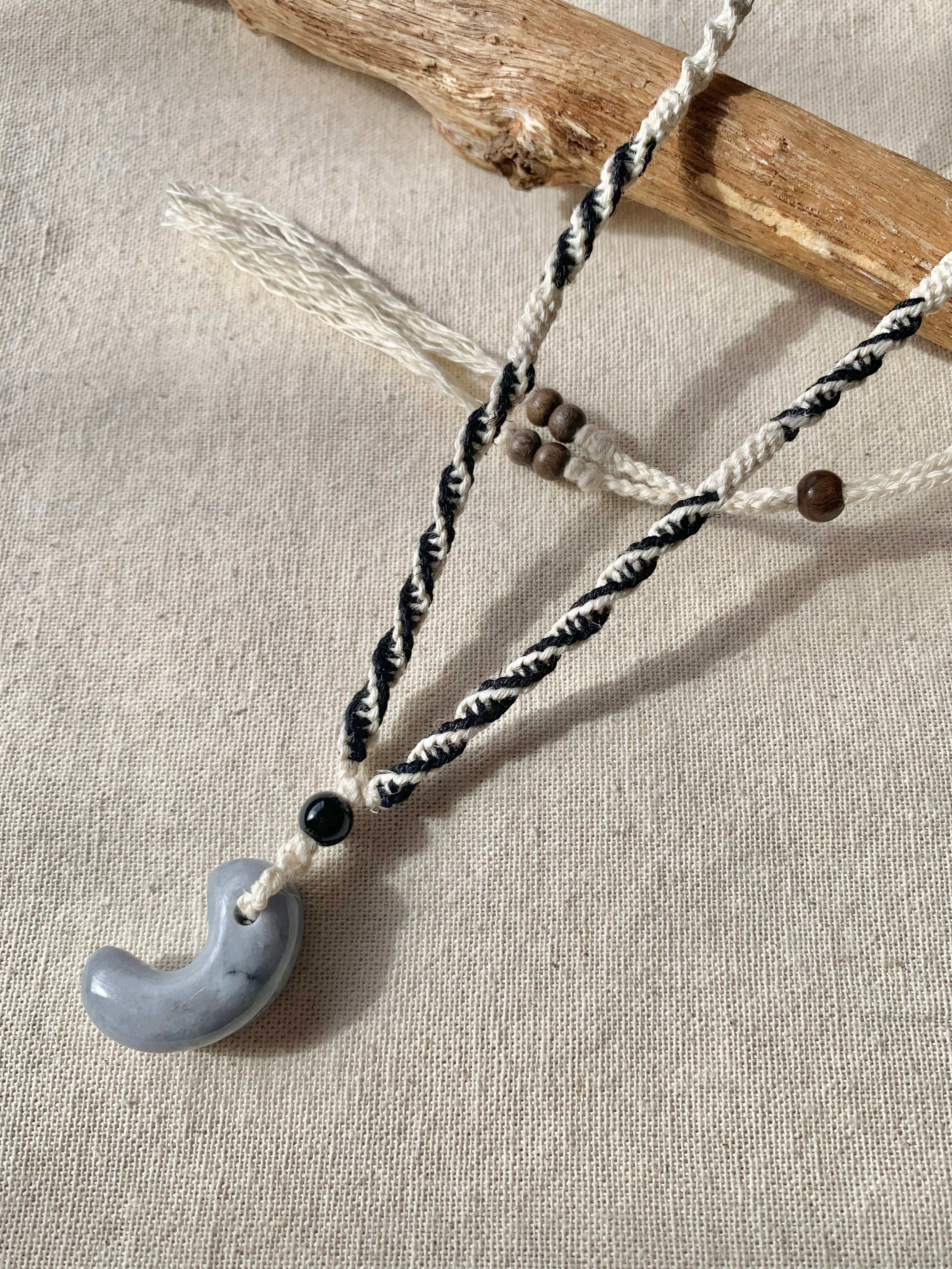 糸魚川産翡翠(ラベンダー）勾玉 ネックレス 1点もの | 糸魚川翡翠