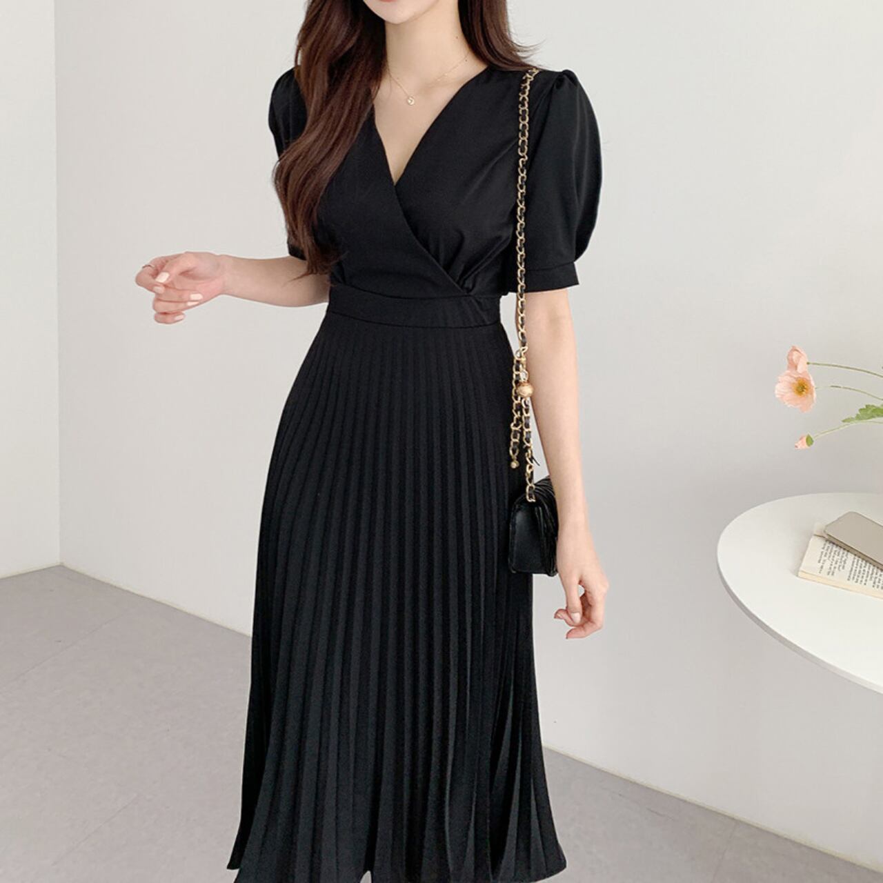 Vネック プリーツ スリム ワンピース-ブラック