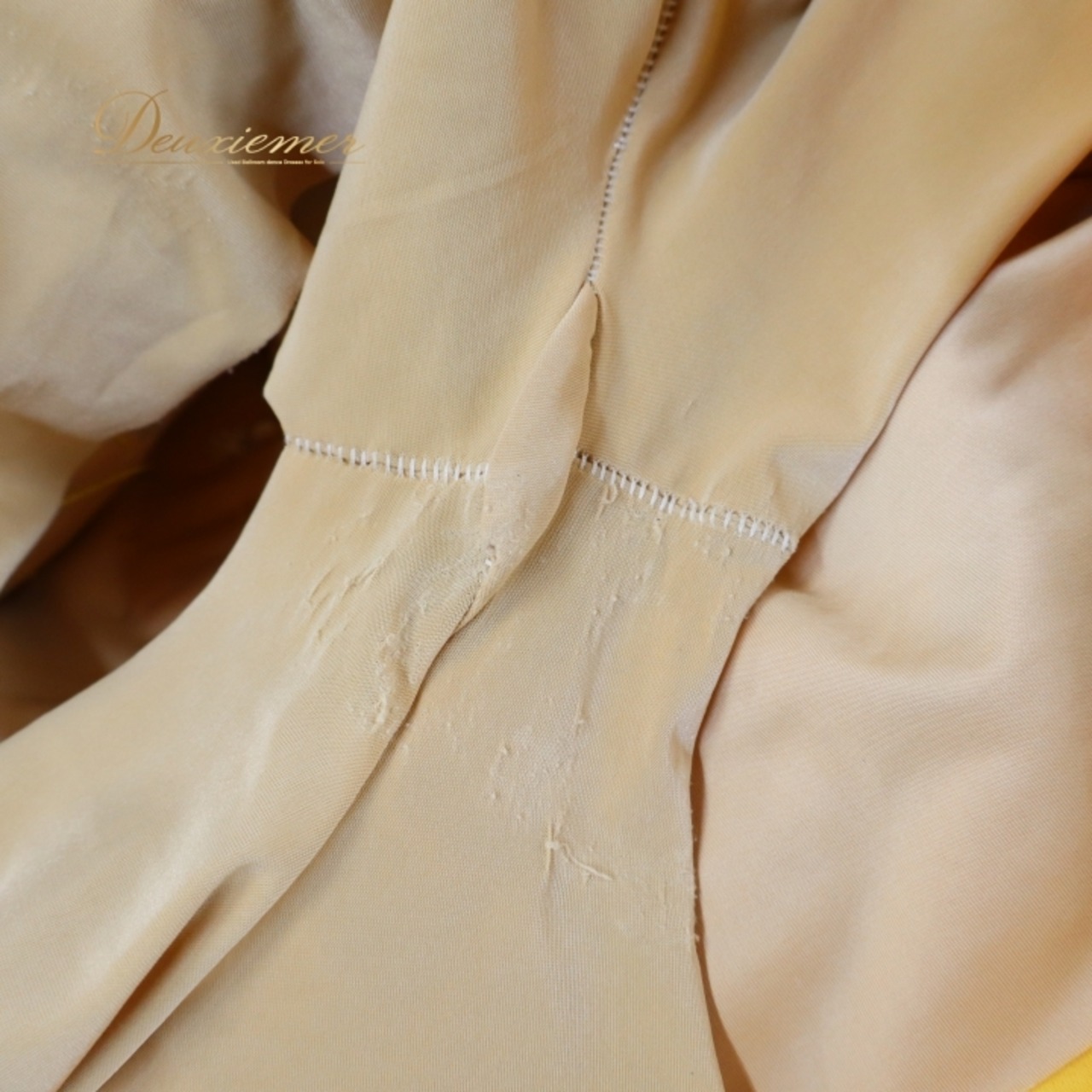 ベリーダンス オリエンタル 衣装 上下セット クイーン Queen イエロー系 トップス スカート 黄 黒 花 ラインストーン スパンコール 豪華 装飾 キラキラ ステージ イベント ダンス衣装 ブラック系