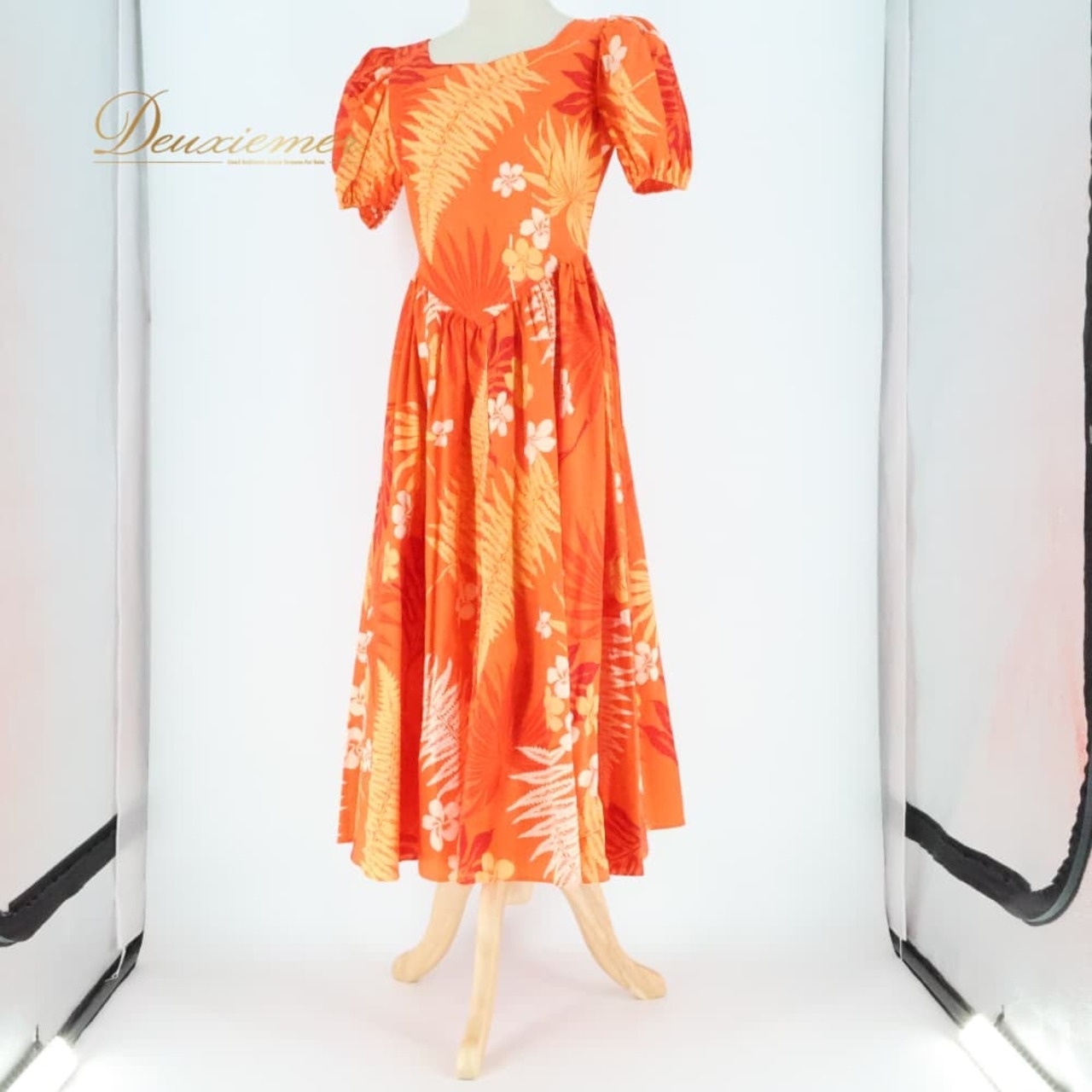 フラダンス 衣装 T&L MUUMUU FACTORY ムームーファクトリー ワンピース ドレス オレンジ系 ハワイ製 パフスリーブ プルメリア柄 ラウアエ柄 かわいい 華やか 鮮やか 明るい 橙 白 ハワイアン アロハ ハワイアンプリント フラ ダンス 練習