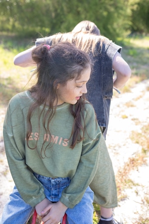 残り1点(4Y)piupiuchick / "les amis" washed military green  sweatshirt / Kids