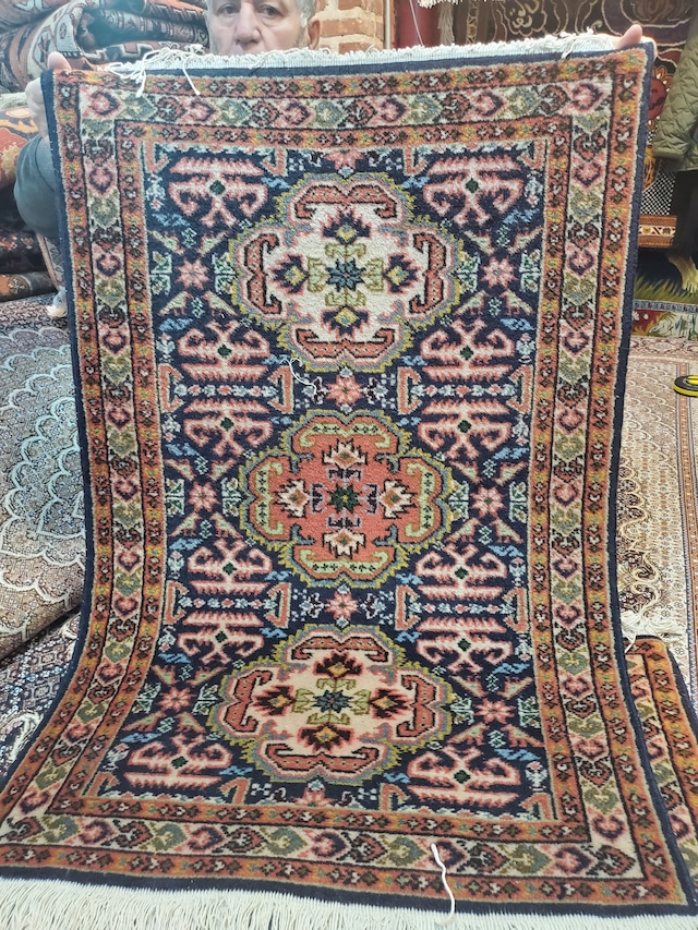 絨毯クエスト51【No.32】※現在、こちらの商品はイランに置いてあります。ご希望の方は先ずは在庫のご確認をお願いします。