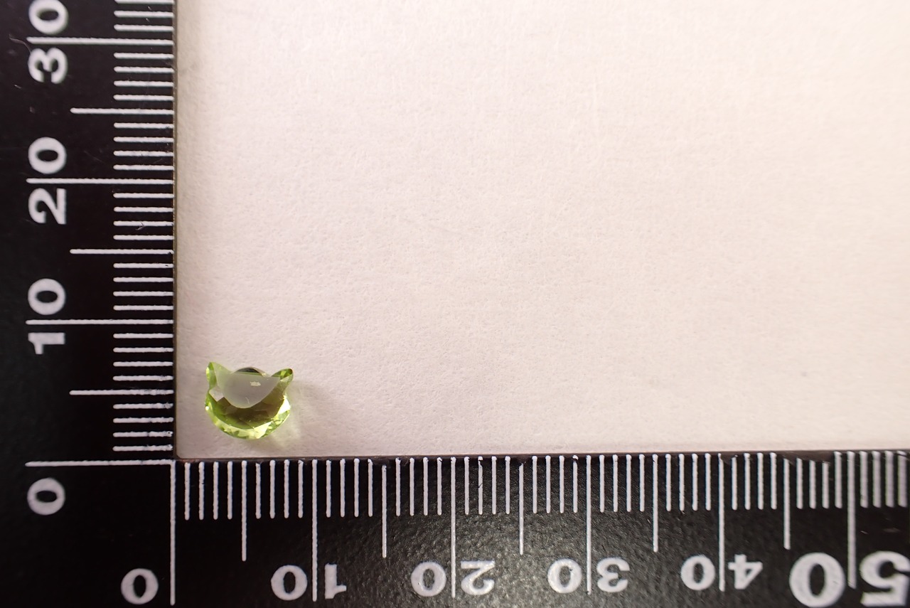 ペリドット(猫カット)　0.87ct　[D12-205]
