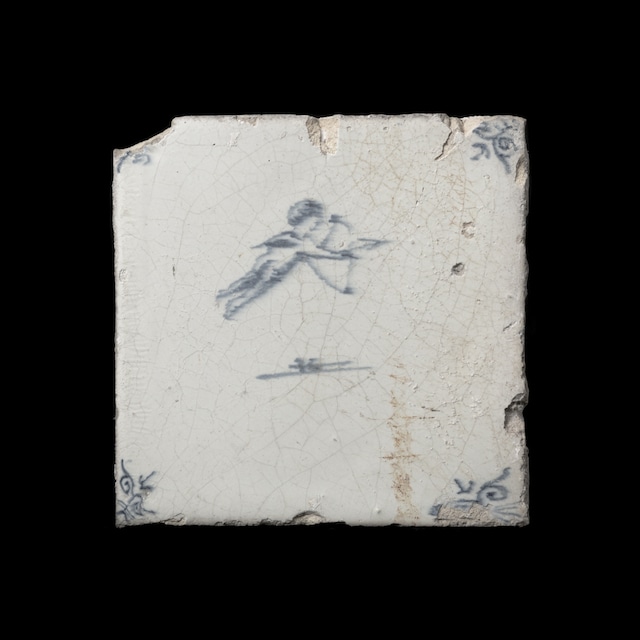 弓を引く天使像 デルフト陶器 染付タイル, オランダ, 17世紀.