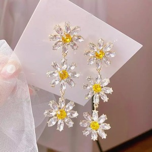 ❤︎即納❤︎《EARRING50》お花 ガーベラ キラキラ ビジュー ピアス