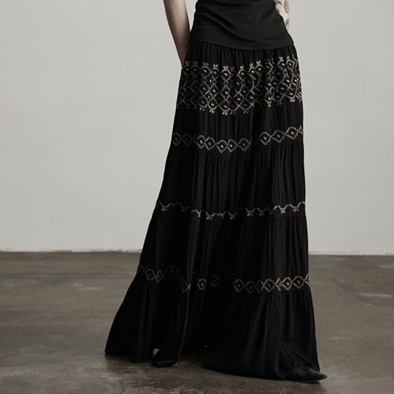 Embroidered pleated black long skirt S955