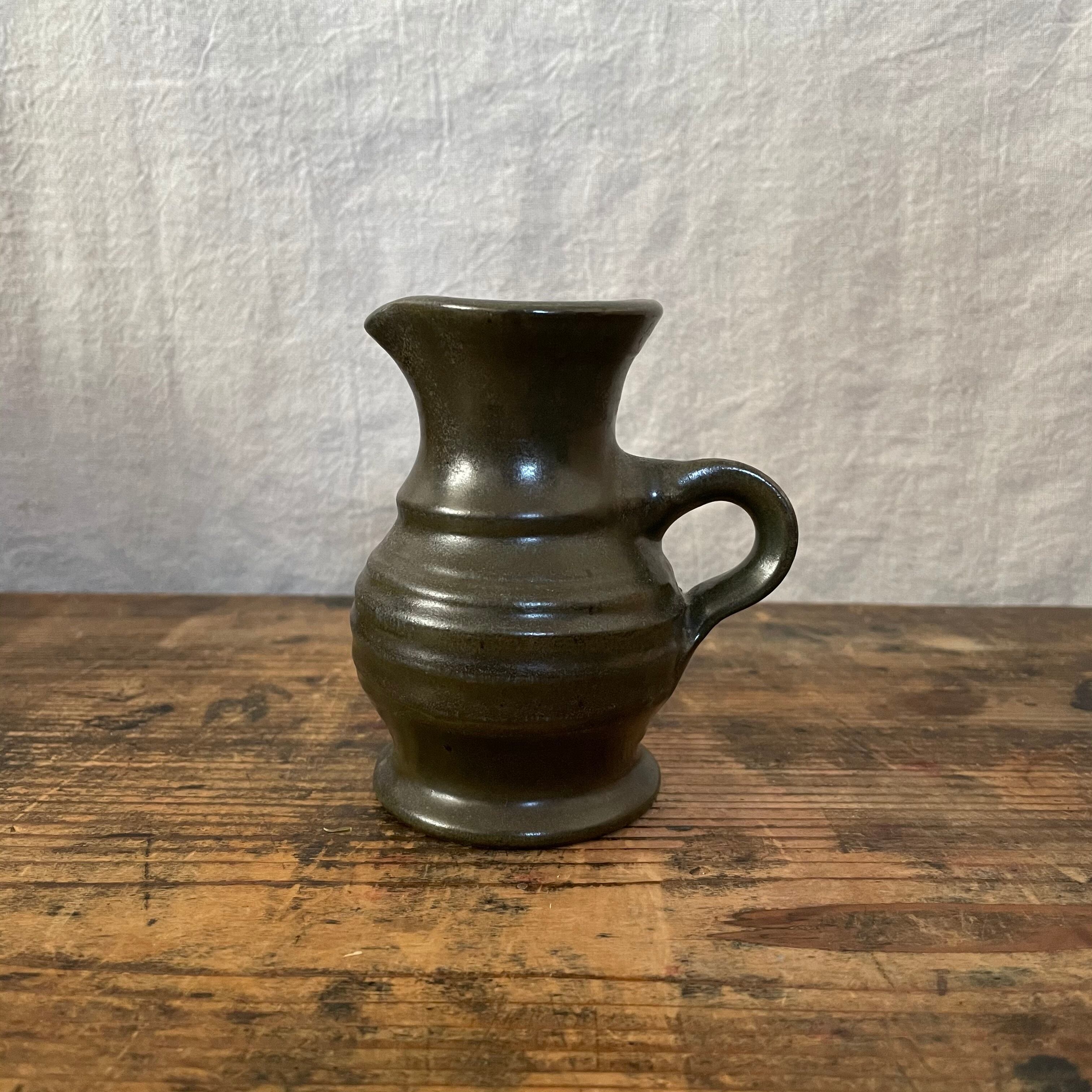 カーキ色のピッチャー