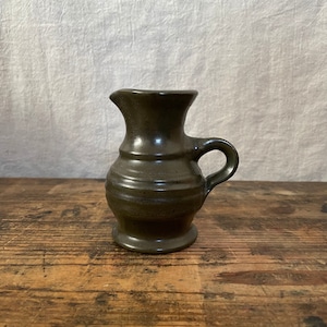カーキ色のピッチャー