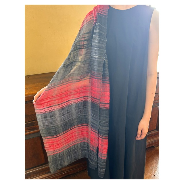 絹・絹真綿手紡ぎ糸からみ織り布（ストール）《深紅と漆黒》｜Silk & Hand-Spun Floss Silk Leno Weave Textile (Stole)《Crimson & Jet Black》