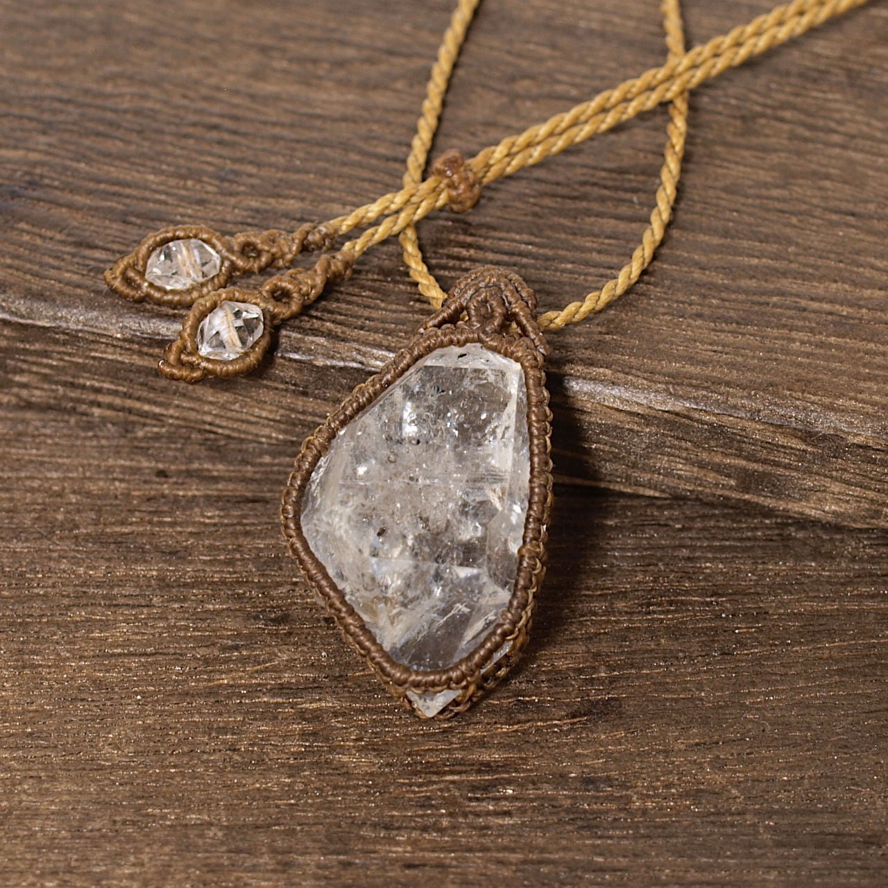 【一点物】水入りハーキマーダイヤモンド原石を包んだマクラメネックレスNo.1