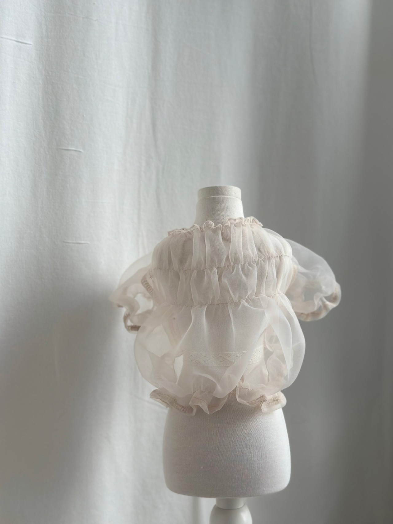 即納【AVELY】オーガンザシースルーパフブラウス