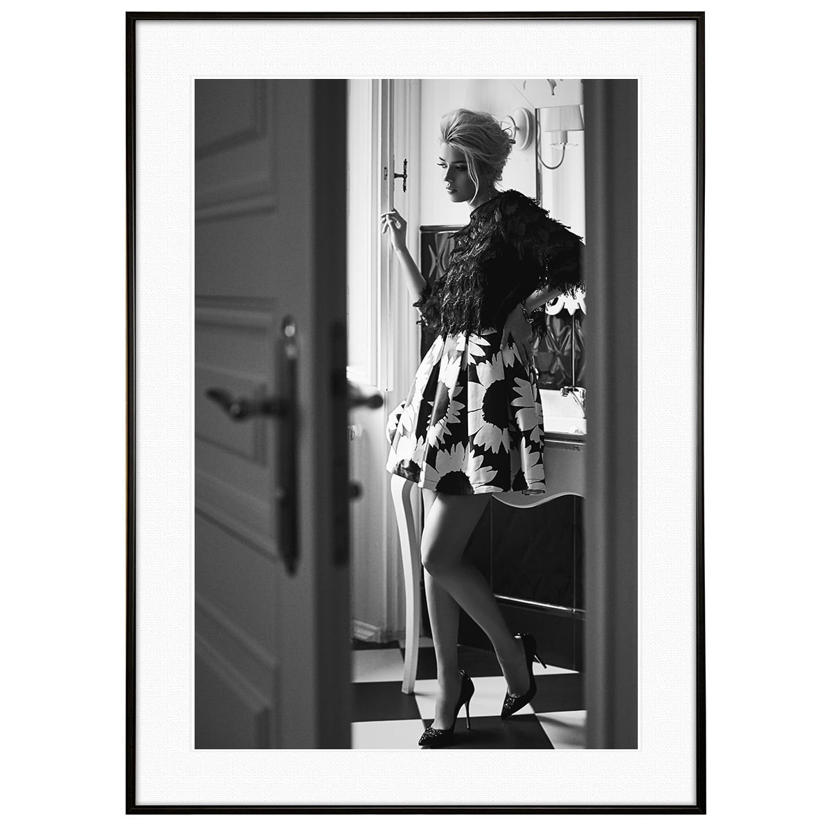 人物写真 扉の向こうの女性 インテリアモノクロアートフォトポスター額装 AS4651