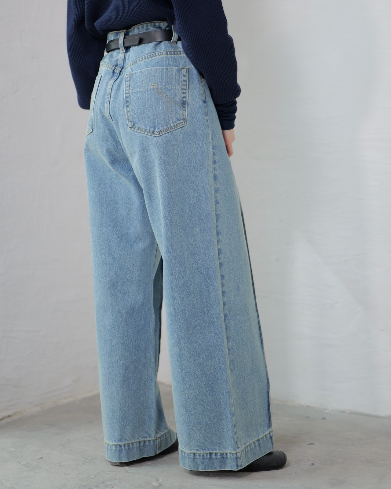 FOURAM - TUCKED DENIM PANTS ：Blue｜インタックデザイン／淡いブルーデニム／すっきり見えパンツ