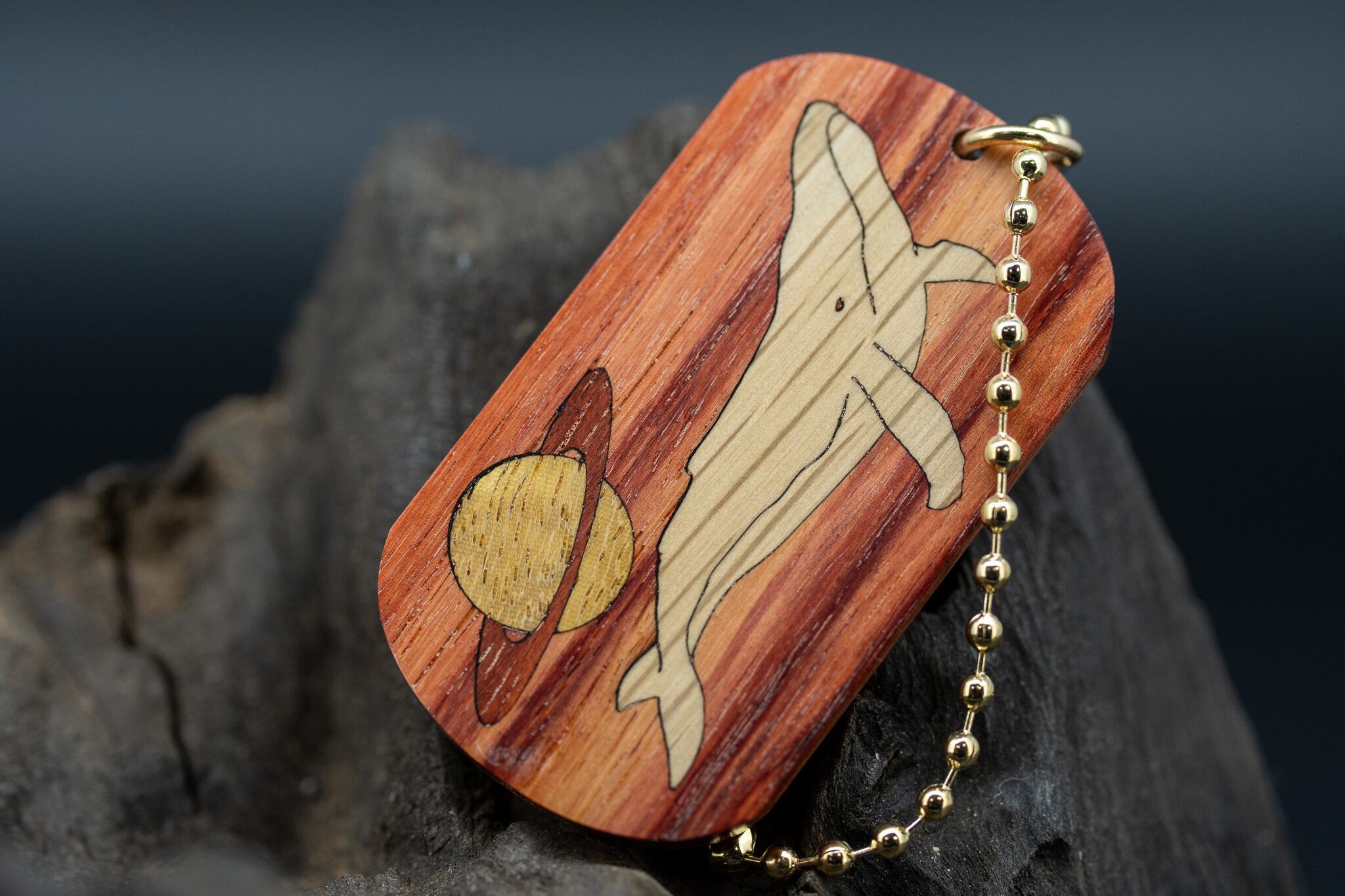 【 木材の女王】チューリップウッド ドッグタグ 象嵌 勇魚と惑星