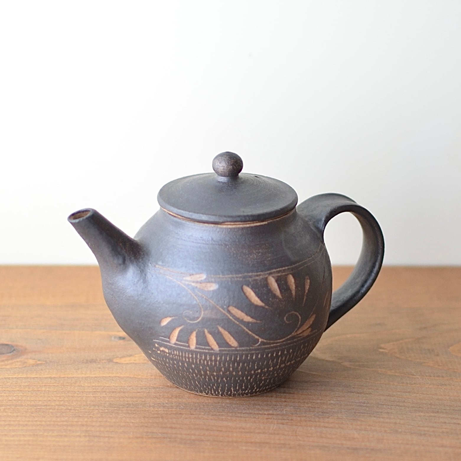 マンガン釉唐草文ポット