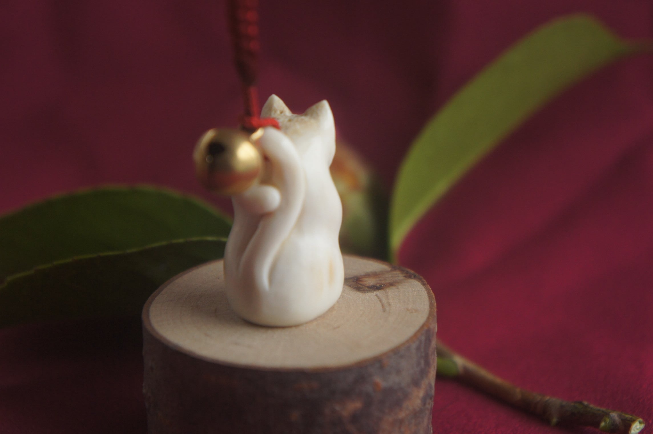 鹿角彫刻「ふくふく猫」根付 | deer bone 