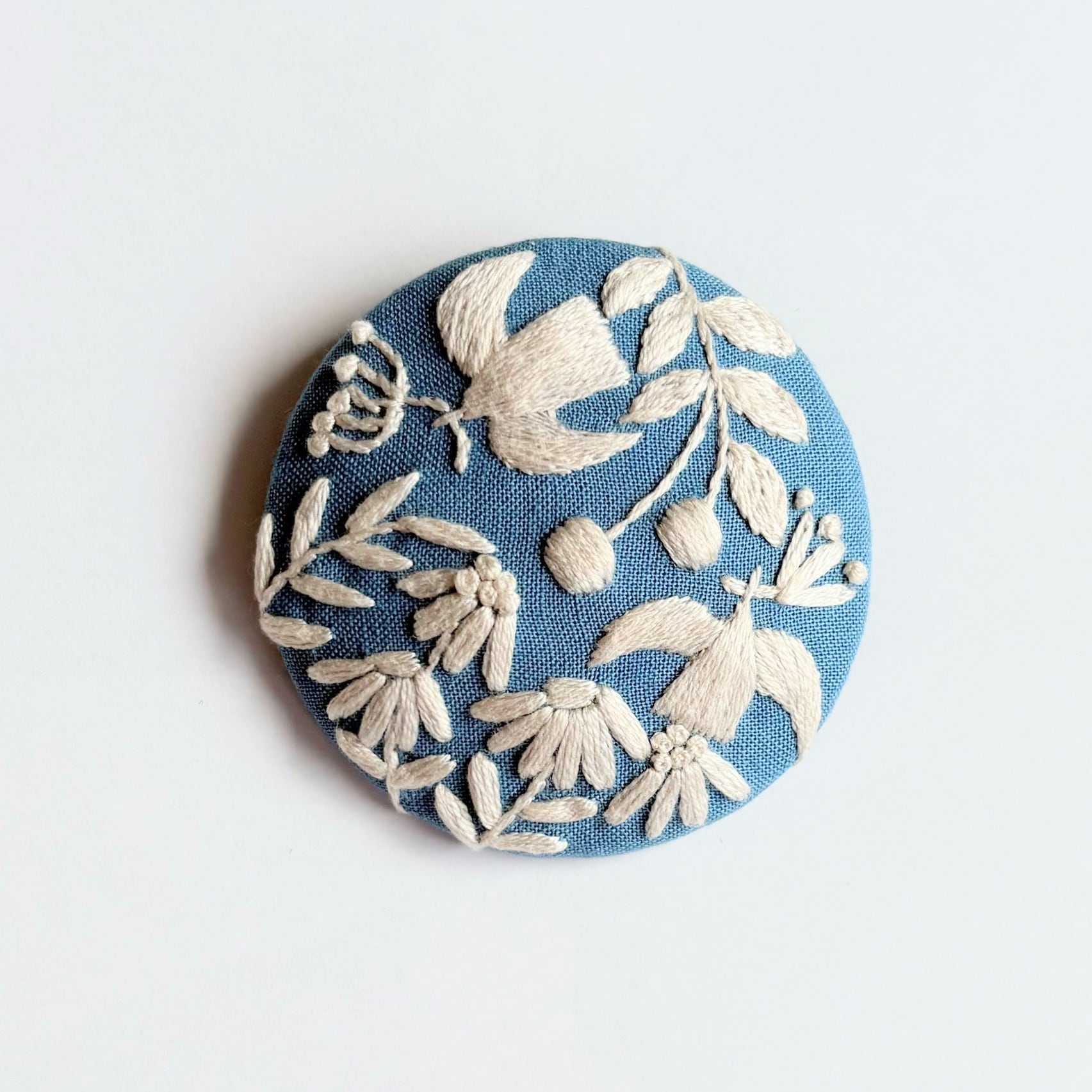 Junco Paris ブローチ 花と鳥のデザイン 北欧風ことりと草花の刺繍ブローチ【hokuo】#469 | j.couture