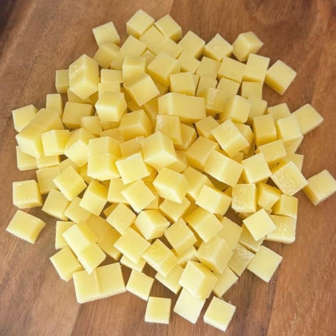 スイス産 グラスフェッド エメンタール AOP チーズ キューブ｜フレッシュカット (400g, 1cm角)｜無添加・セルロース不使用 Swiss Grass-Fed Emmental AOP Cheese Cubes | Freshly Cut | Additive-Free & Cellulose-Free