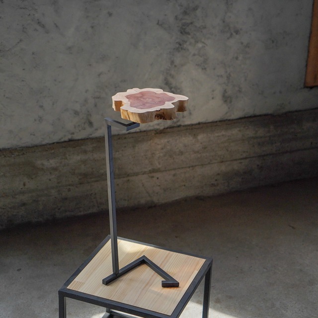 一枚板のミニサイドテーブル No.10 樹種：イブキ