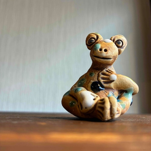 カラフルな「お座りカエル」F