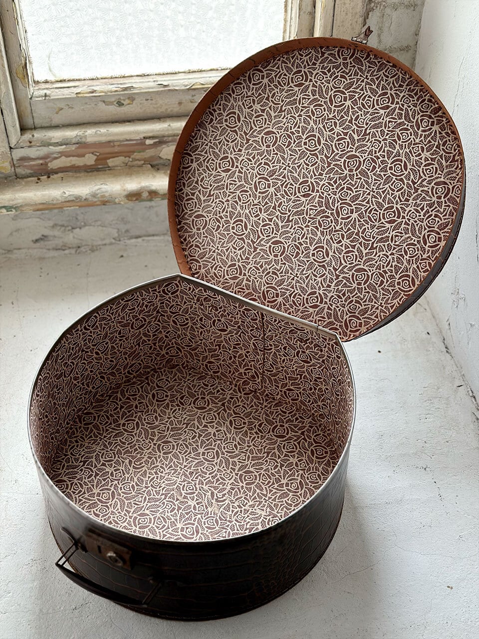 ハットボックス ブラウン クロコダイル型押し柄 紙製 | Brocante de La