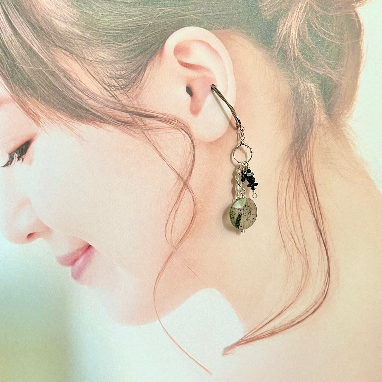 【グリーンルチルクォーツ イヤーカフ(華やか)】・シルバー系 アーティスティックワイヤー製