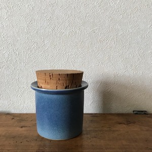 青いスパイスボトル