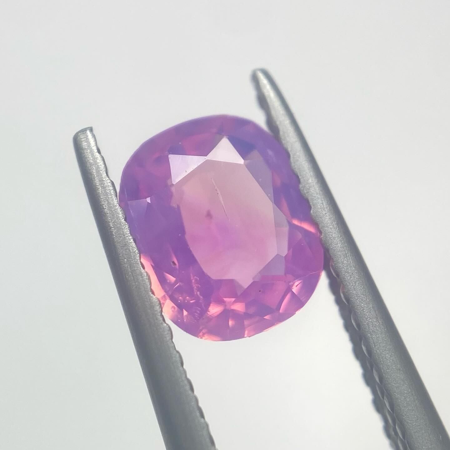 ポップなシルキーピンクサファイア
