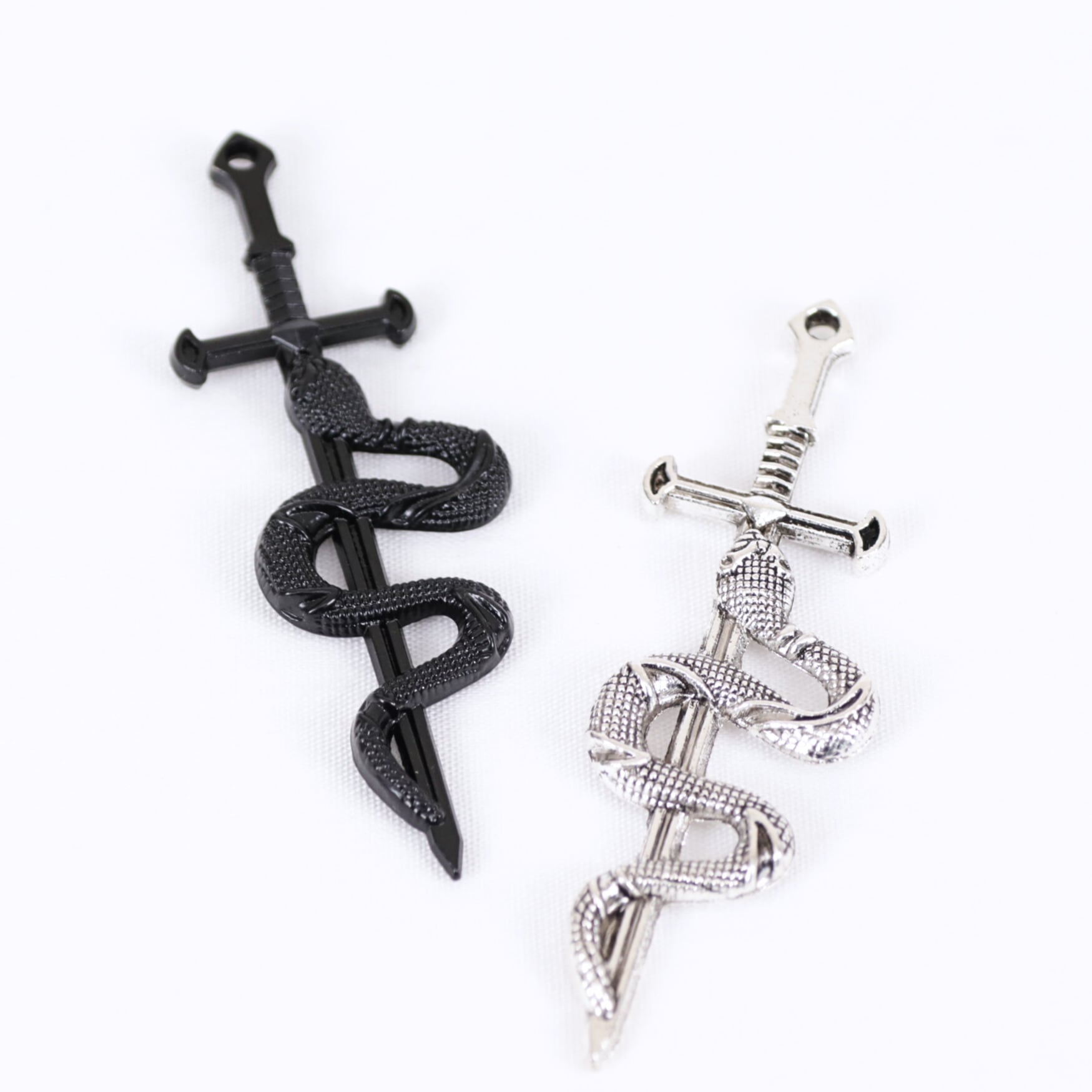 剣と蛇 パーツ 金属 02000071 ハンドメイド 装飾 飾り | リボンと