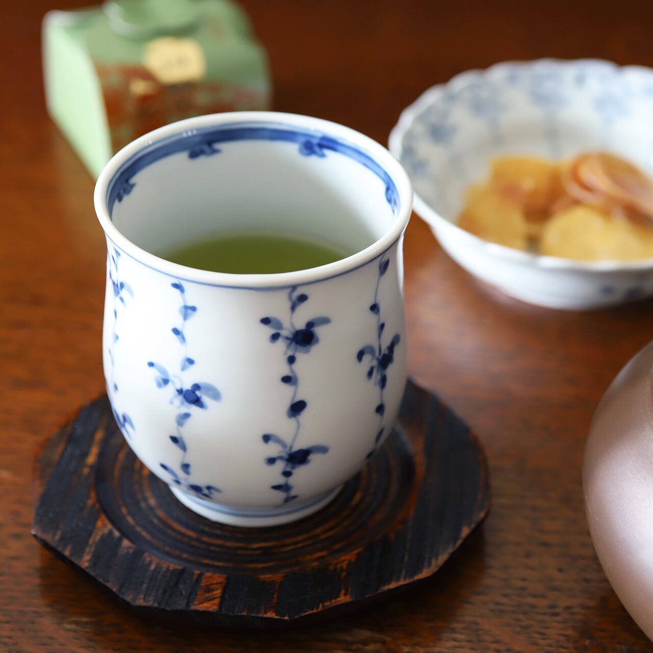 小花草紋 湯呑(大)(小) 作:井手國博・与志郎窯(有田焼)