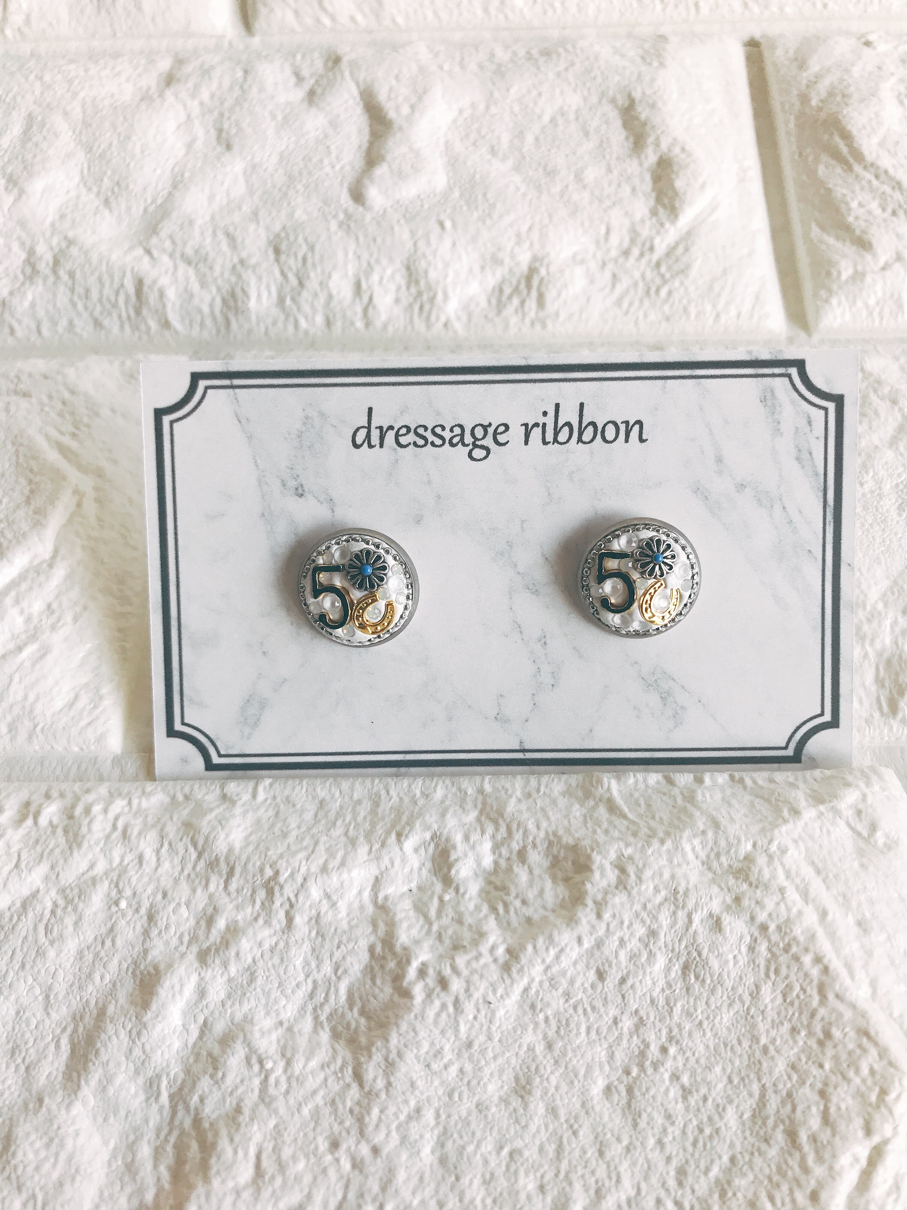 ピアス NO.5 ホースシュー ホワイトまたはブラック