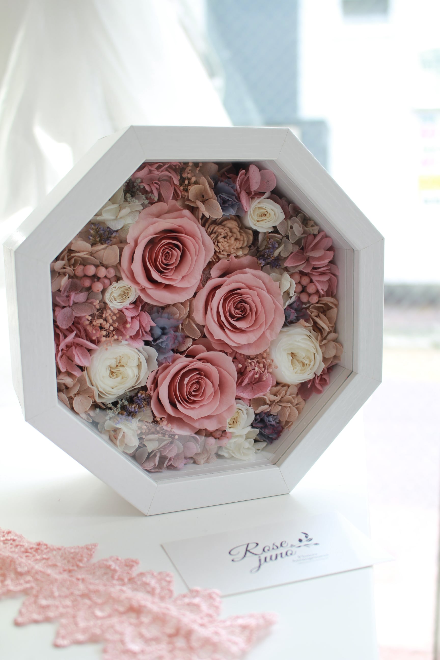 インタリオ 薔薇 あふれる花々 フラワーバスケット 八角形 ブローチ 八角形/フレームアレンジメントL | 福岡のプリザーブドフラワー専門店