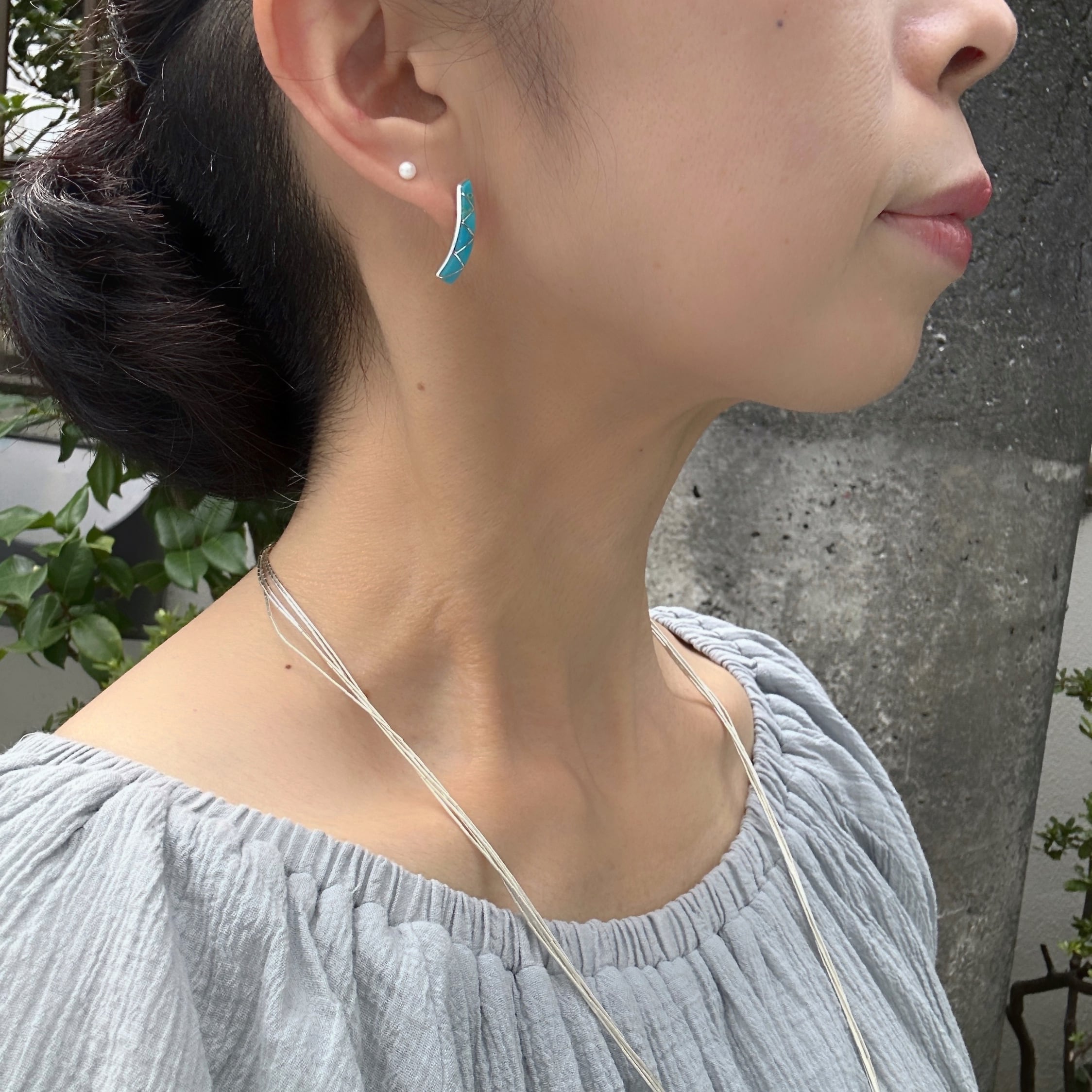 Indian Jewelry》ターコイズ インレイ カーブ スタッド ピアス