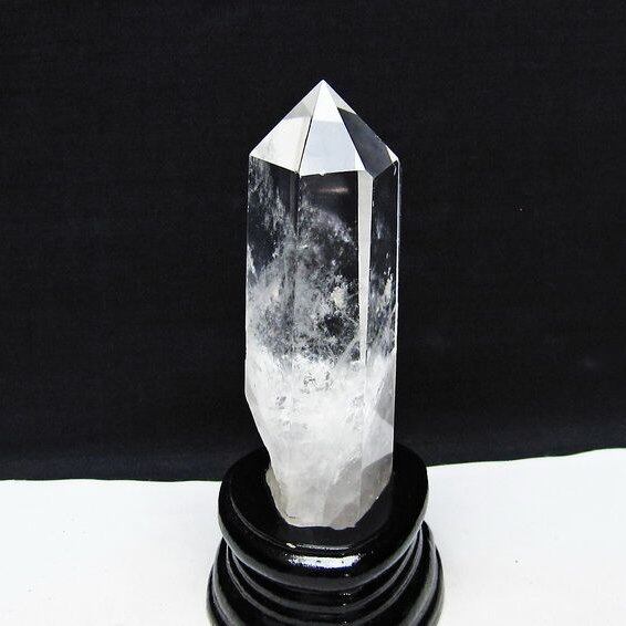 水晶 六角柱 水晶 ポイント 原石 置物 台座付属 一点物 152-4601