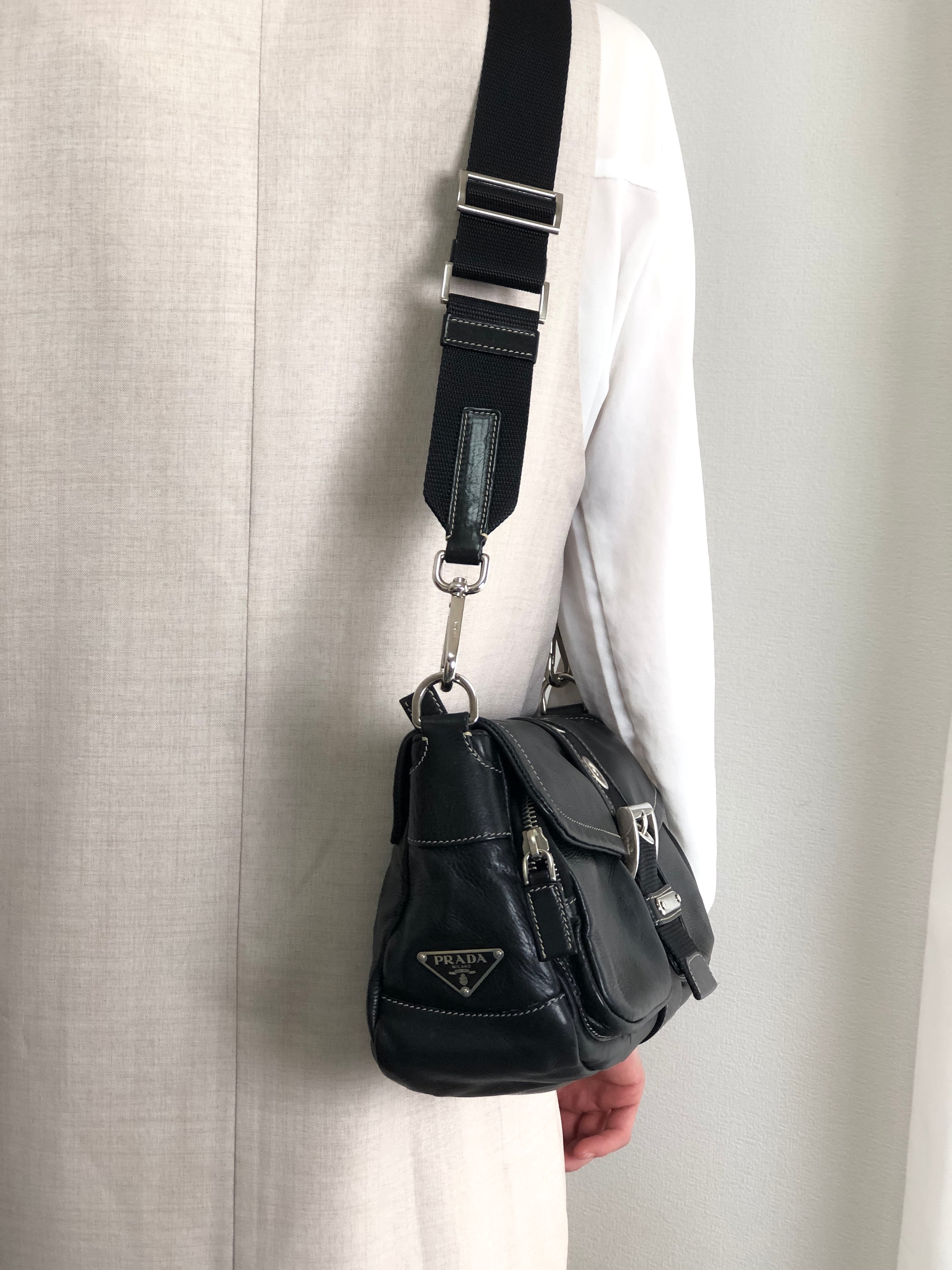 PRADA プラダ ショルダーバッグ ブラック フロントバックル レザー