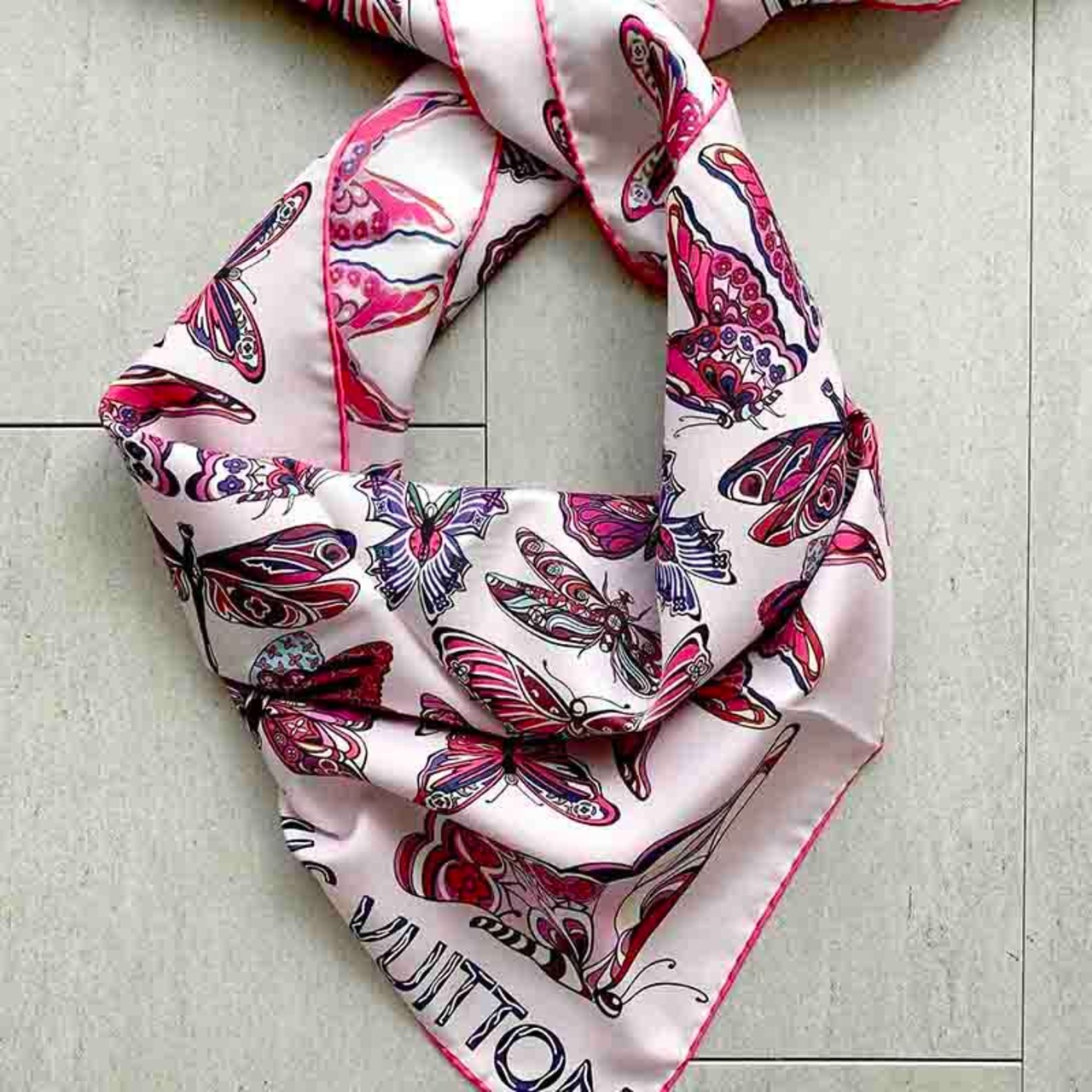 ルイヴィトン　スカーフ 　 LVカレ90 　 アゲハ蝶ピンク  12ACbt1-1