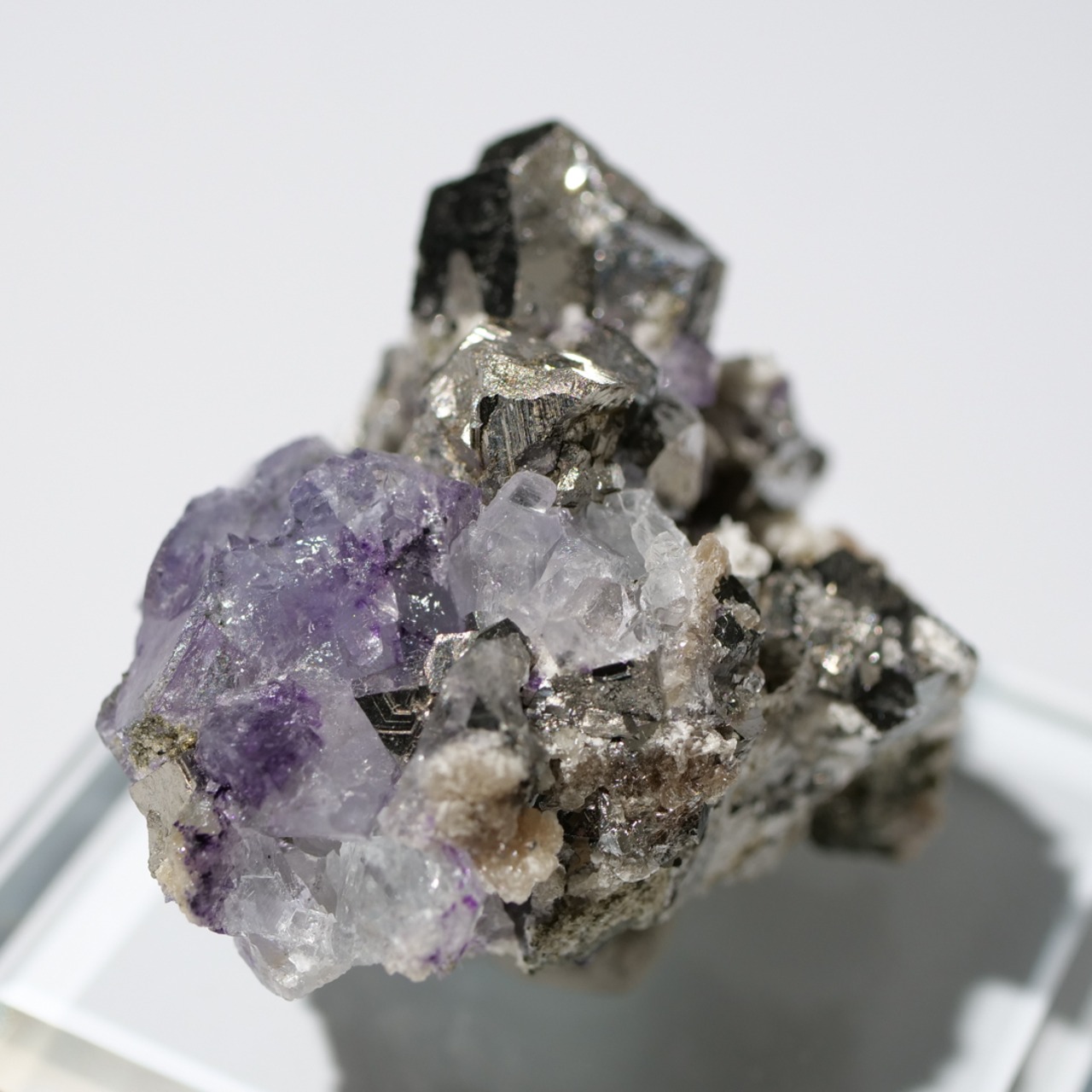 ヤオガンシャン産 フローライト 共生 / 原石 標本