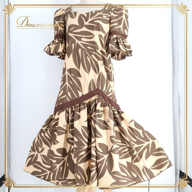 フラダンス 衣装 ALOHA STANDARDS アロハスタンダード ワンピース ドレス ベージュ系 ブラウン系 日本製 フリル ラウアエ柄 かわいい 華やか 鮮やか 明るい 茶 ハワイアン アロハ ハワイアンプリント フラ ダンス レッスン 練習 レディース